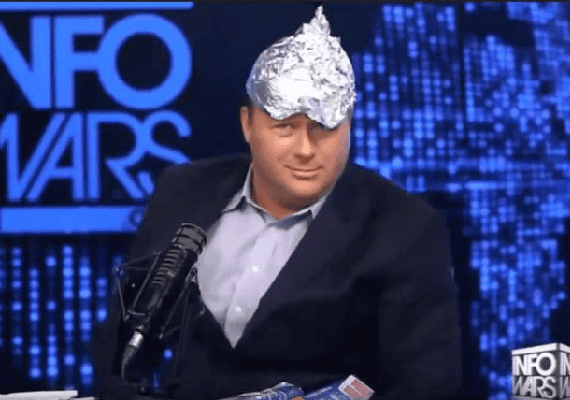 למה חשוב כל-כך לטוויטר להיות היחידה שלא חוסמת את אלכס ג'ונס?