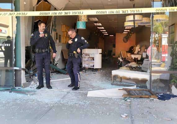  דר' קליפורניה: מכונית טסלה התנגשה בבית עסק