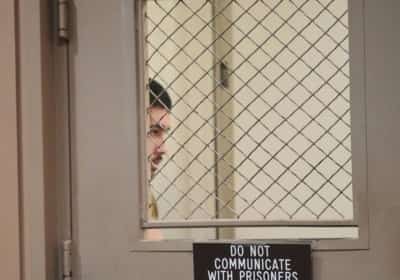 אל.איי: המשפט נגד החשוד ברצח מנהלת 'אמריקן איידול' הוקופא לצורך בדיקה פסיכיאטרית