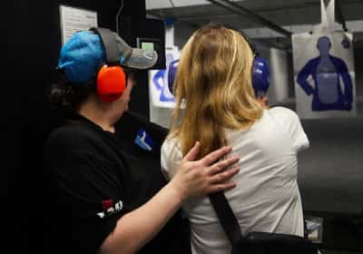 מועדון ירי חדש צובר תאוצה: יהודים מכל הגילים מתאמנים בתגובה לאנטישמיות והאיומים