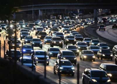 טראמפ ממשיך להלחם בקליפורניה: הנשיא מבטל את האיסור על מכוניות בנזין בעוד כעשר שנים