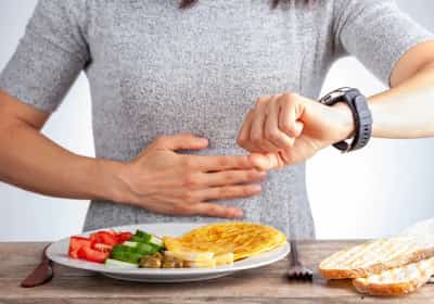 צום לסירוגין מוכיח את עצמו: יתרונות בריאותיים רבים מעבר לדיאטה