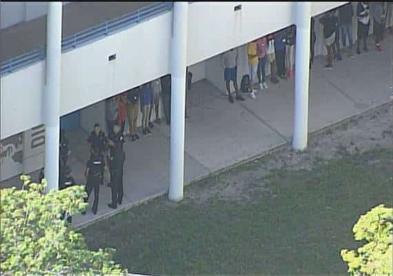 פלורידה: התרעה על חמוש שמסתובב בתיכון הביאה להשבתת הלימודים