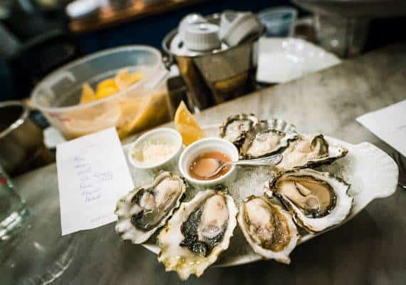 סיאטל: בר הצדפות, The Walrus and the Carpenter, מחזיר בזמן אל תקופה מוקדמת בסצנת המסעדות של העיר 