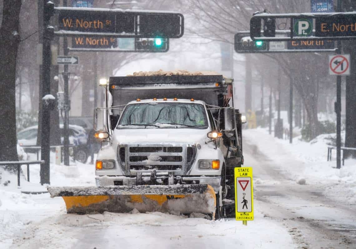 סערה חורפית בארה"ב: שלג ירד לאורך החוף המזרחי, סופות טורנדו היכו בפלורידה