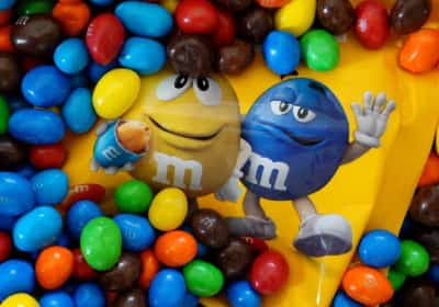 הודעה חשובה לאוהבי ה-M&M's: שניים מהצבעים האהובים ביותר ייעלמו מהשקיות