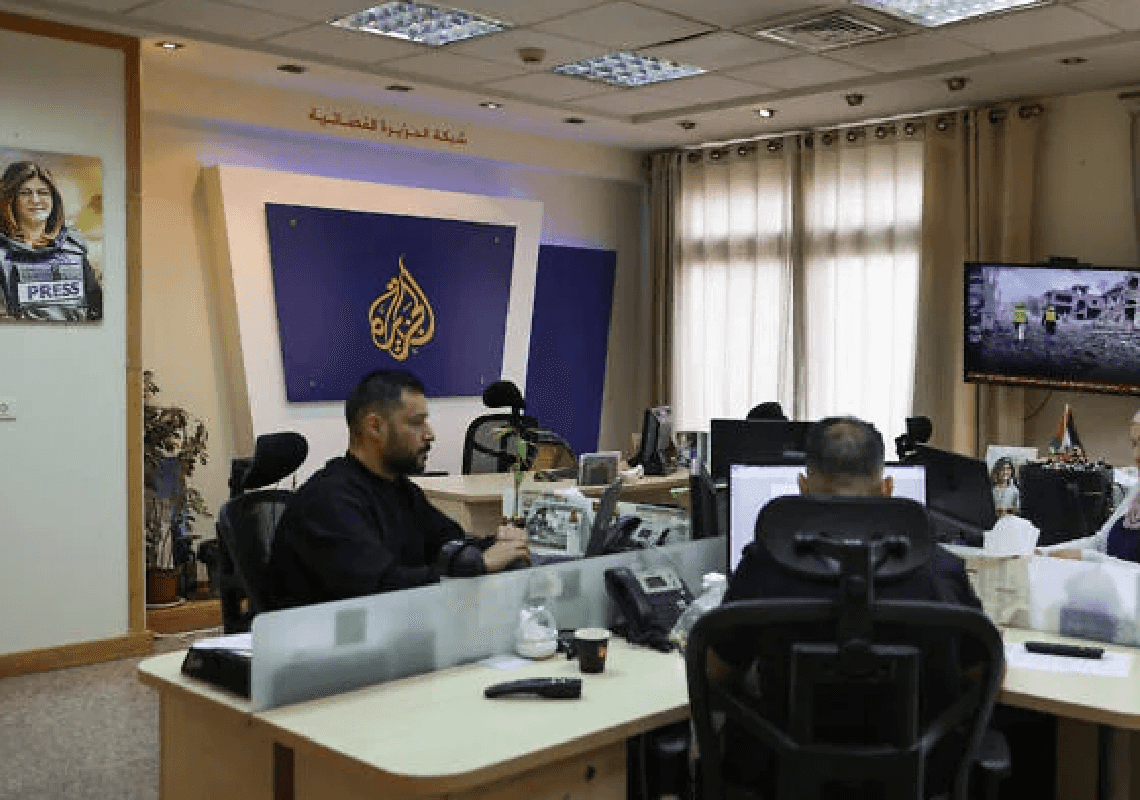 אל-ג'זירה נאסרה לשידור בגדה המערבית | חמאס מגנה: "הפרה בוטה של חופש התקשורת"