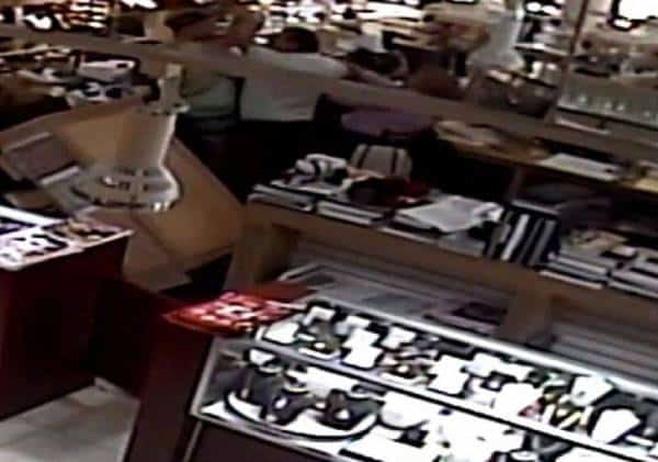 תועד במצלמה: ניסה לשדוד תכשיטי יוקרה ונהדף ע"י בעל החנות