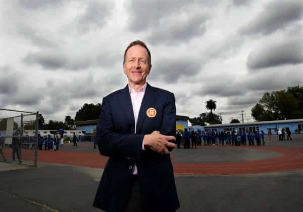 בדרך שלו: האם איש ההשקעות יציל את החינוך בלוס אנג'לס?