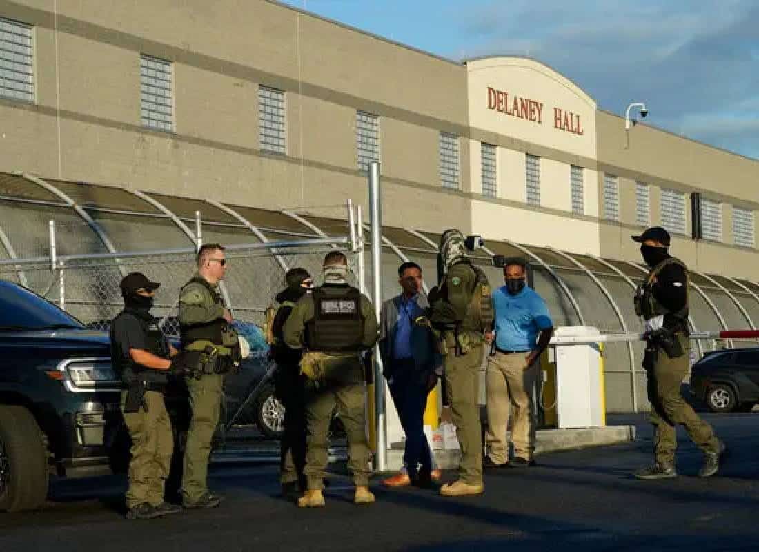 צעד דרמטי: ממשל טראמפ שוקל לשלול זכויות חוקתיות ממהגרים כלואים