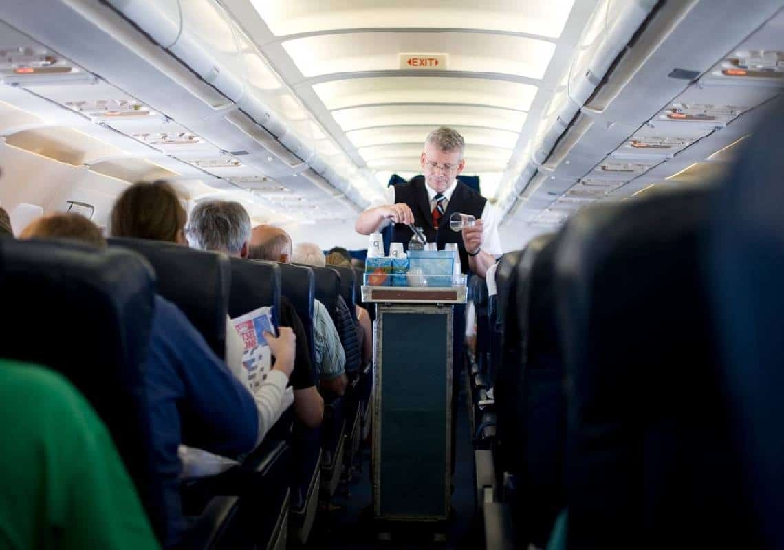 לאחר קרוב לשנתיים: ענקית הלואו-קוסט חוזרת להגיש משקאות חריפים