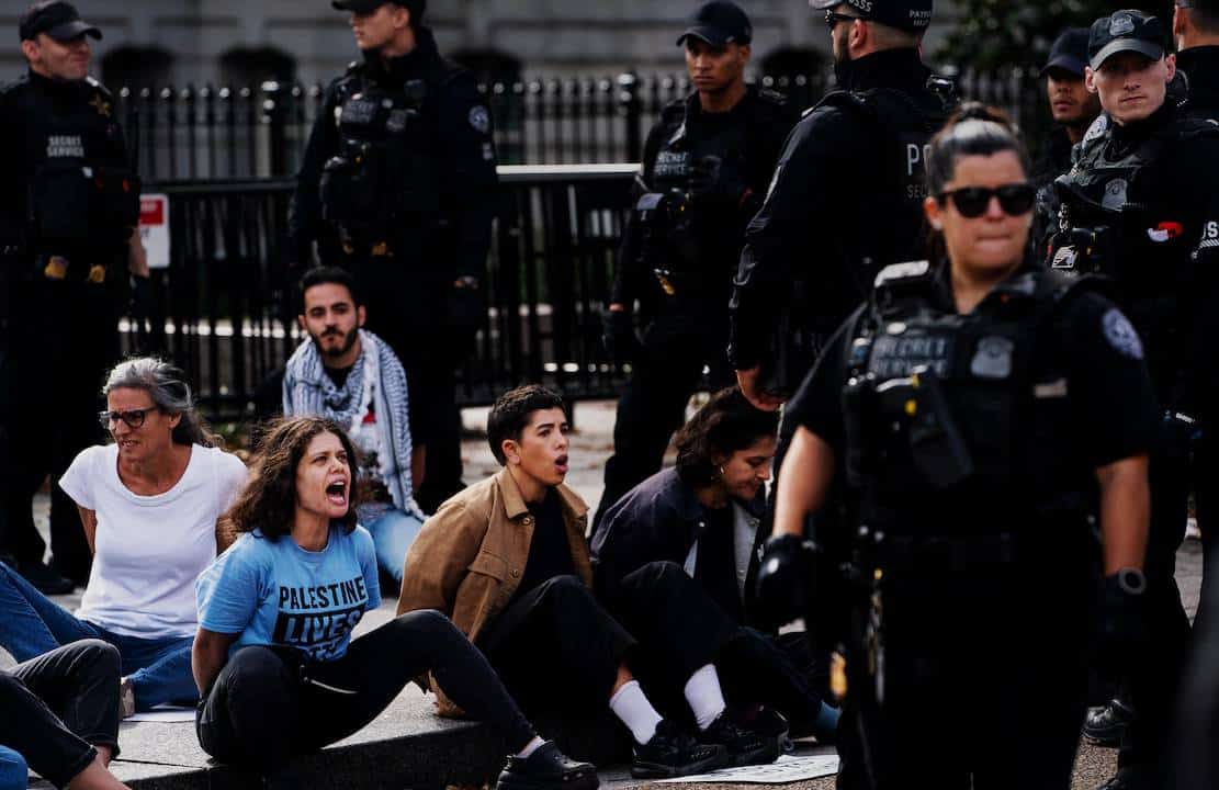 ‏"ניסיון חדירה של יהודים לבית הלבן": פעילים נעצרו במהלך הפגנה על המלחמה בין ישראל לחמאס