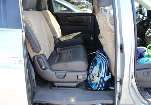 דר' קליפורניה: בייביסיטר השאירה ילד בתוך מכונית לוהטת