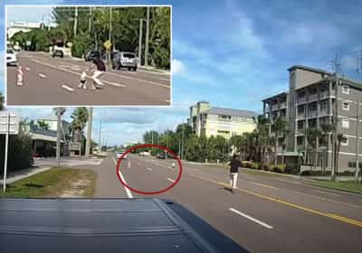 תושב פלורידה הציל שתי פעוטות שנקלעו לכביש ראשי - בזמן שמשפחתן לא הבחינה שנעלמו