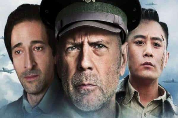 שוב הוא כאן: ברוס וויליס עושה פעלולים באוויר באפוס על מלחמת העולם השנייה