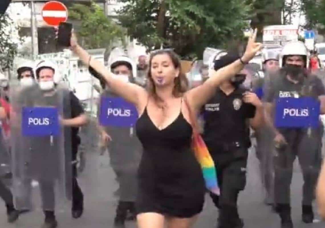 "זו פגיעה בנוער ובמורשת האומה": משטרת איסטנבול פיזרה מצעד גאווה מאולתר ועצרה עשרות אזרחים - צפו בסרטון