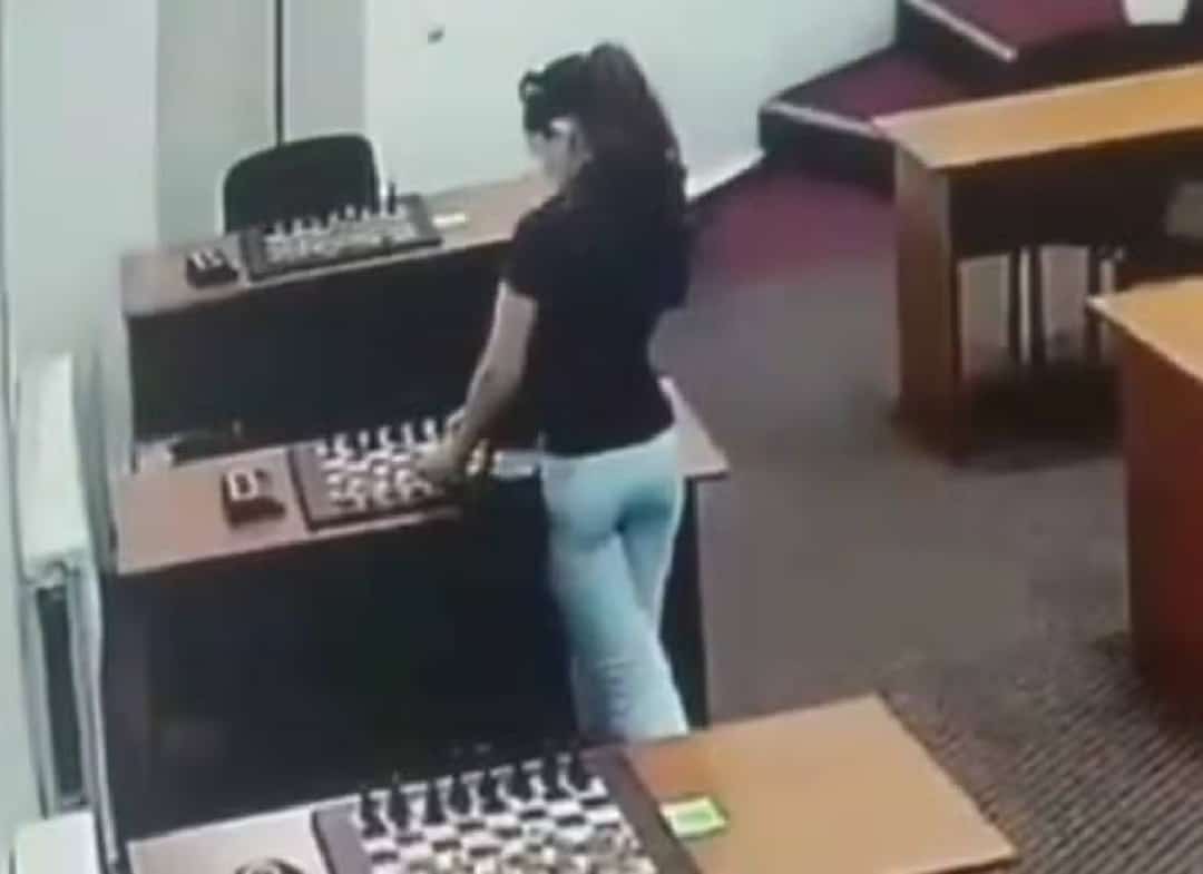צפו בווידיאו: שחמטאית מואשמת בניסיון להרעיל יריבה לפני משחק