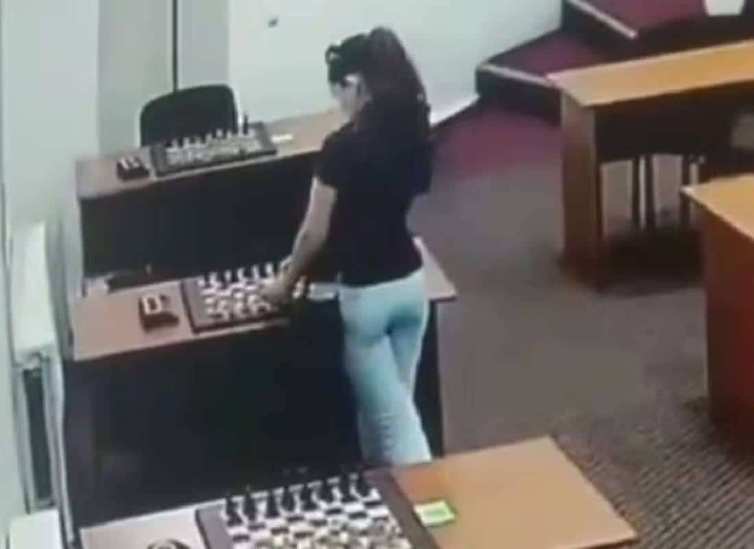 צפו בווידיאו: שחמטאית מואשמת בניסיון להרעיל יריבה לפני משחק