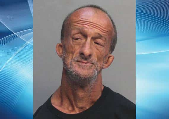 אירוע ביזארי בפלורידה: רוכל קטוע-ידיים דקר תייר