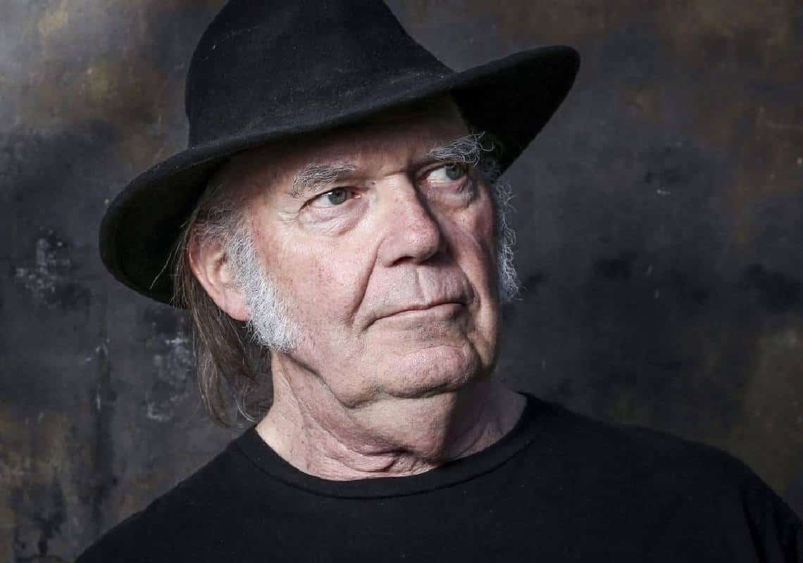 ניל יאנג יוצא נגד ספוטיפיי: ״מפיצים שקרים על חיסונים״