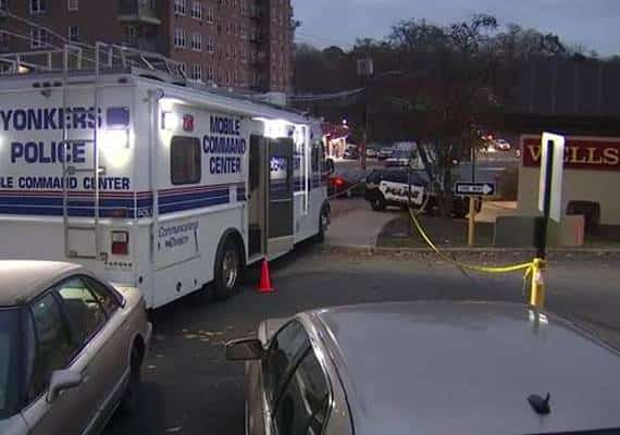 רצח מזעזע ביונקרס: גופת גבר נמצאה בתיק מחוץ לבנק