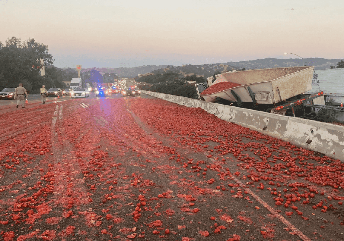 לא מצחיק: עומסי תנועה כבדים בגלל מאות אלפי עגבניות שנשפכו על כביש בקליפורניה 