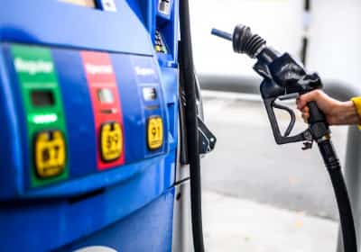 מחירי הדלק מזנקים בקליפורניה: הטיפים שיכולים לעזור לכם לחסוך