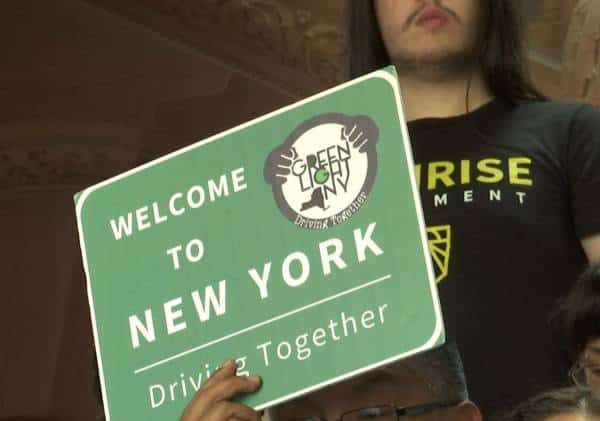 אור ירוק בניו יורק: שוהים לא-חוקיים יוכלו להוציא רישיון נהיגה