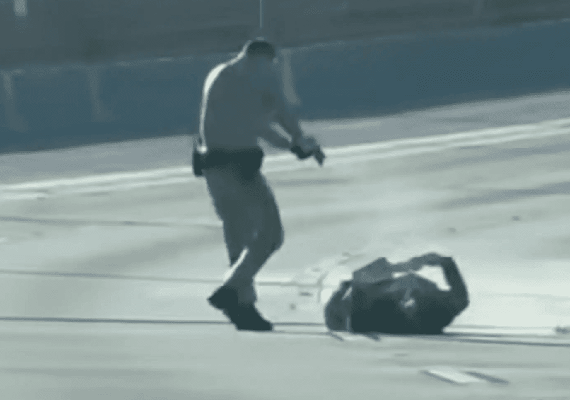 תיעוד קשה מלוס אנג'לס: שוטר ירה למוות באדם באמצע הכביש המהיר