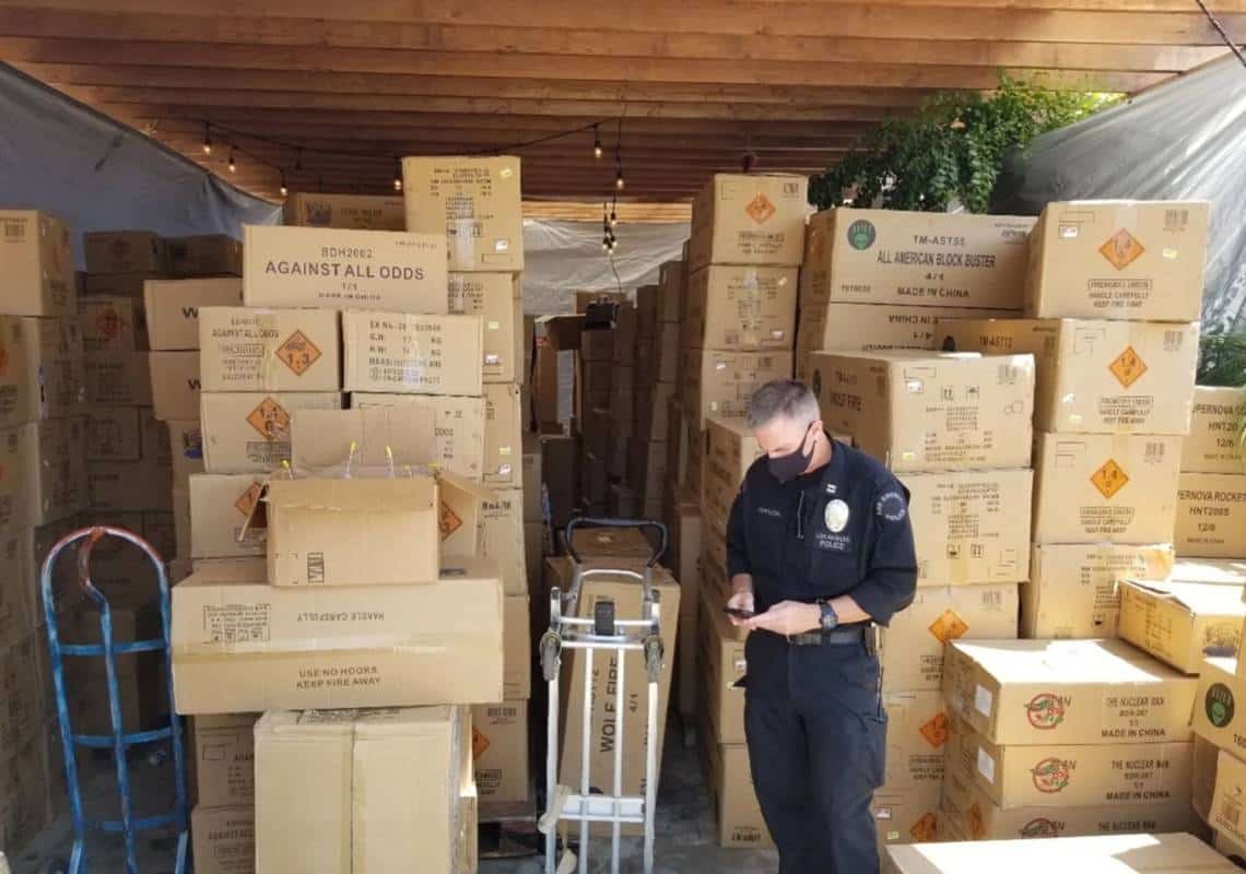 לוס אנג'לס: החזיק עשרות אלפי זיקוקים בביתו, וכעת בדרך למאסר בכלא הפדרלי