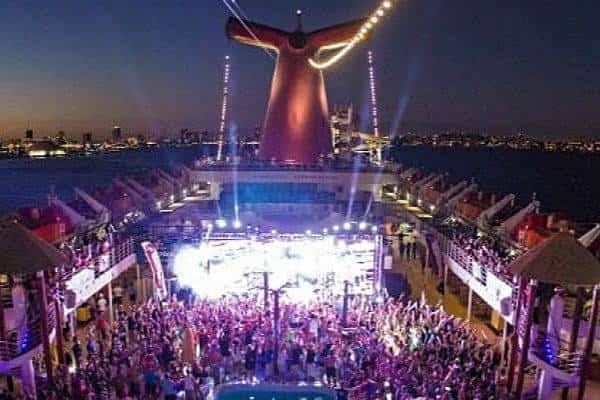 רוקדים עם כוכבים ובין הגלים: ארבעה ימים של מסיבת ענק מתמשכת בדרך למקסיקו