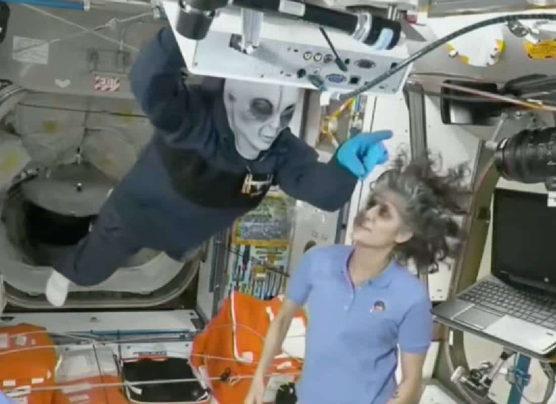 "חייזר" קיבל את פני צוות ספייס-אקס בתחנת החלל הבינלאומית