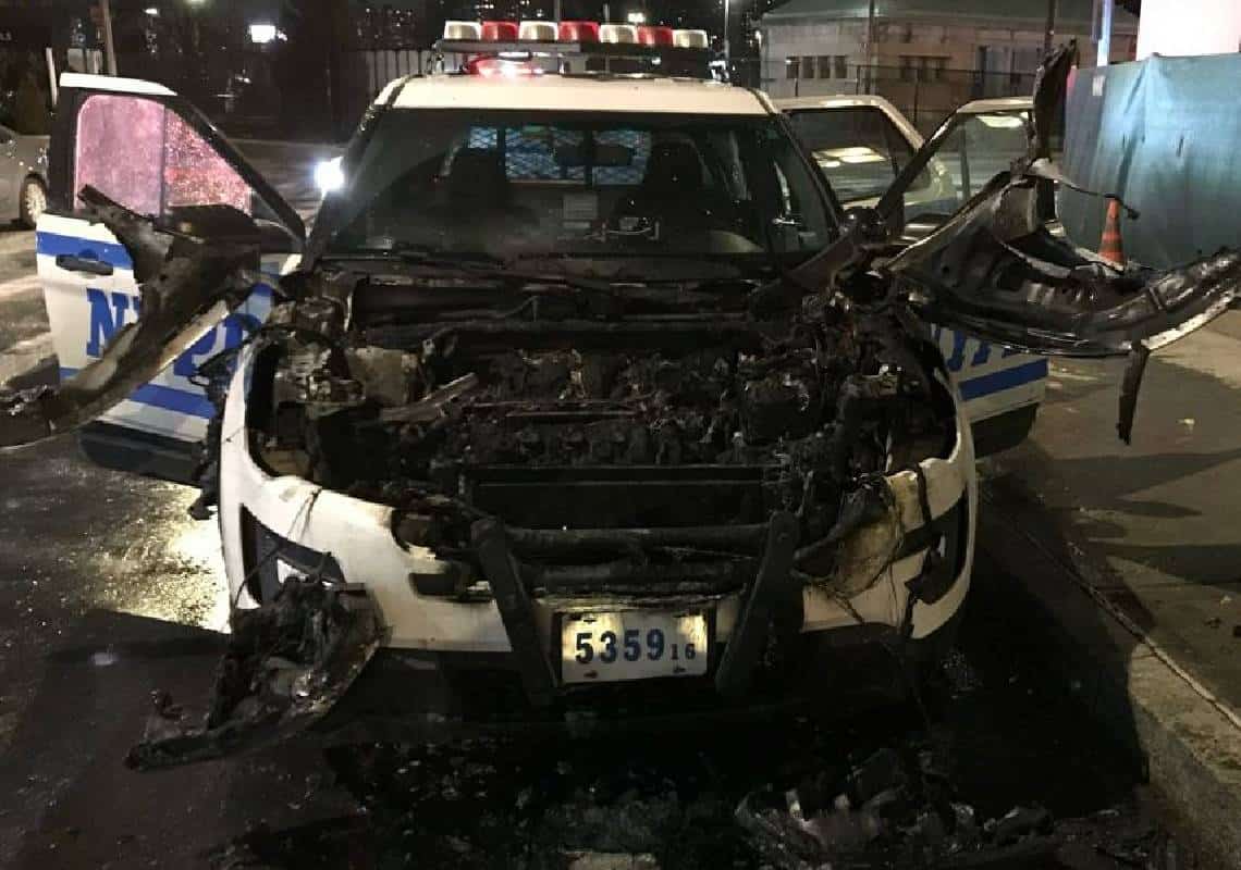 גל הפשיעה בניו יורק: ניידת משטרה הוצתה בברונקס