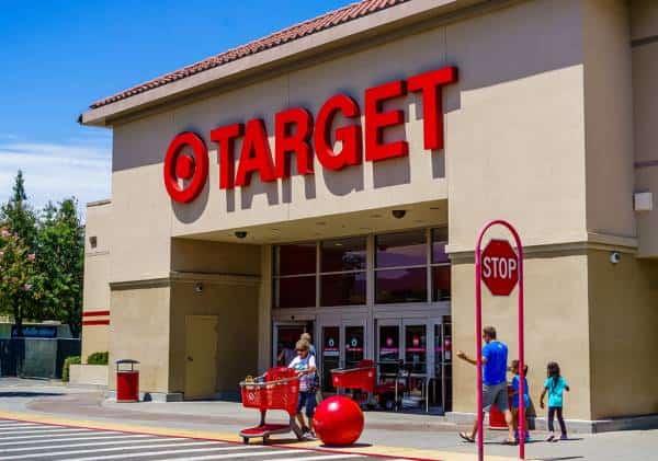 קטטה אלימה בסניף טרגט בוואלי לוס אנג'לס: מעצרים ושבר ביד בעקבות דרישה לחבוש מסכה