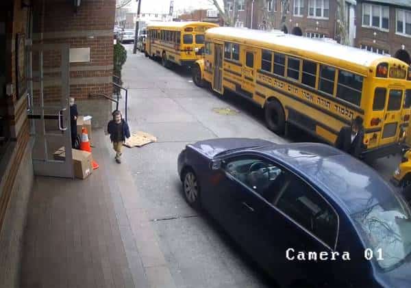 ניו יורק: נהג נעצר לאחר שעקף אוטובוס וכמעט דרס תלמידים חרדים