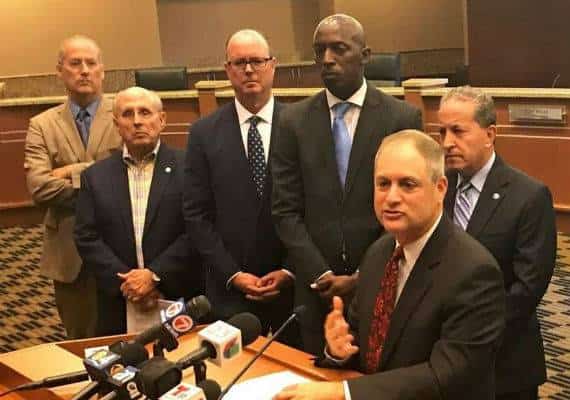 מיאמי: ראשי עיריות תובעים את המושל ריק סקוט בניסיון להגביל את חוקי הנשק המקלים