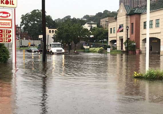 ניו יורק: סופת רעמים מכה באזור, כבישים רבים הוצפו ואלפים נותקו מזרם החשמל