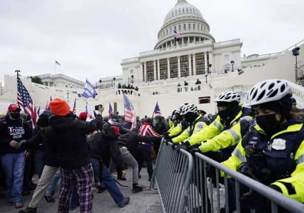 בעקבות המהומות בגבעת הקפיטול: מרבית האמריקאים רואים בטראמפ כאחראי, תומכים בעזיבתו לפני השבעת ביידן