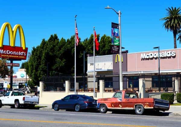 בעקבות תביעה על הלנת שכר: מקדונלדס תפצה את עובדיה בקליפורניה ב-26 מיליון דולר