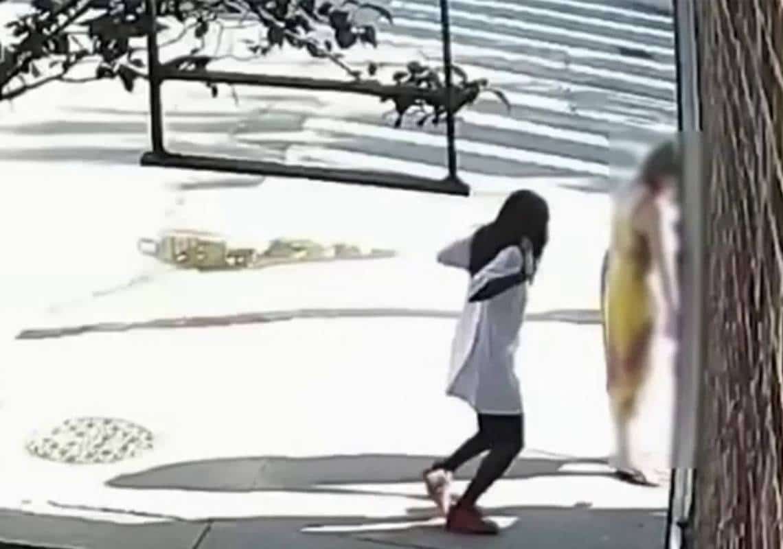 צפו בתיעוד מניו יורק: אישה תקפה ילדה בת שנתיים