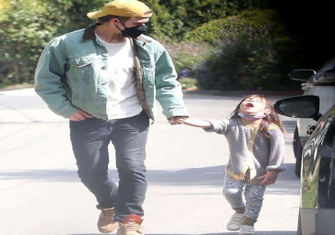 הבת של השחקן ריאן גוסלינג בהתקף זעם מול המצלמות 