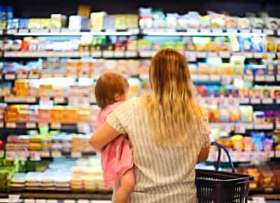 טראמפ מזלזל ביוקר המחיה — והבוחרים מענישים: שפל היסטורי באמון בכלכלה