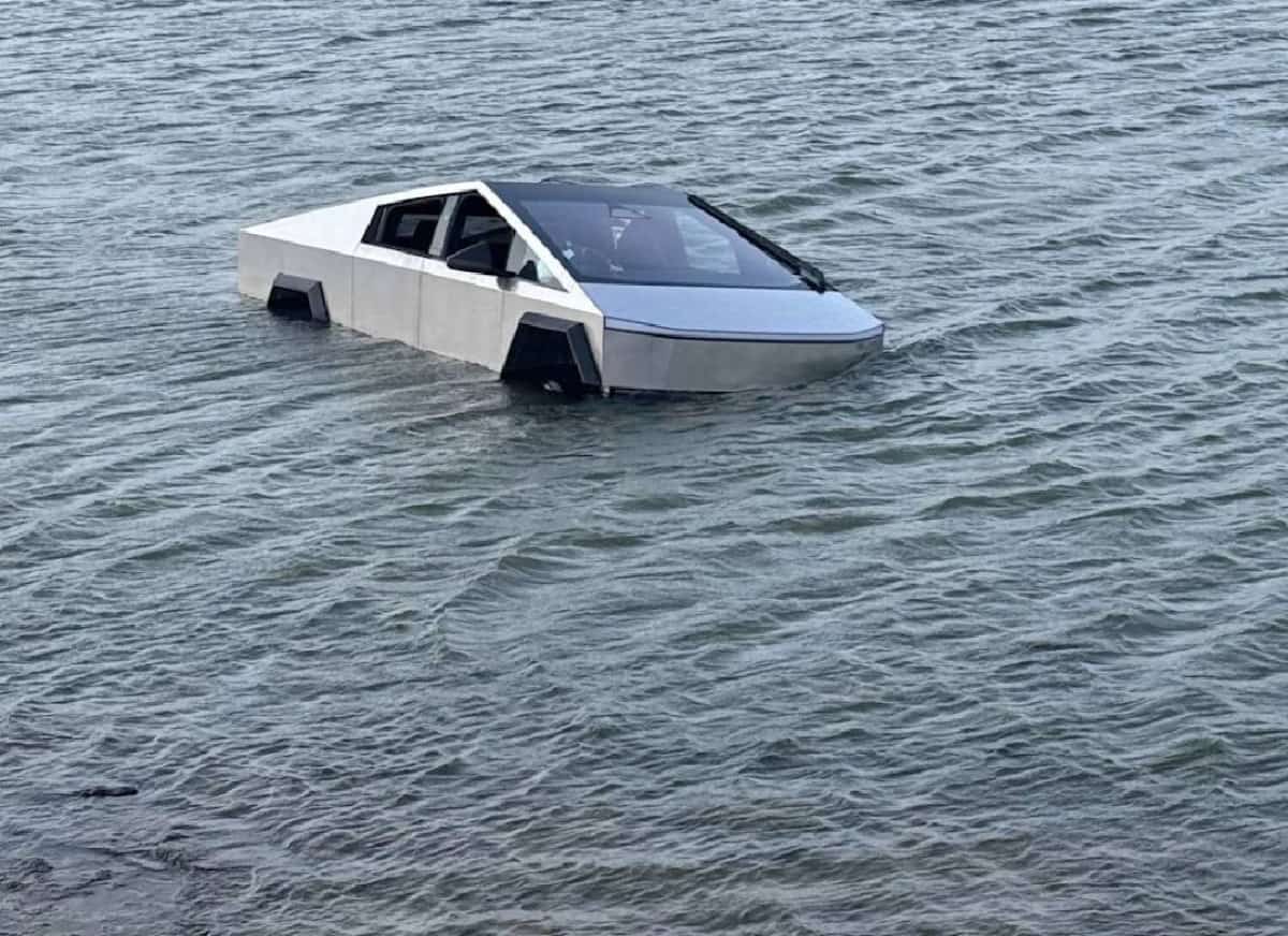 הסייברטראק שקע באגם: הנהג בטקסס גילה מאוחר מדי שרכב שטח הוא לא סירה