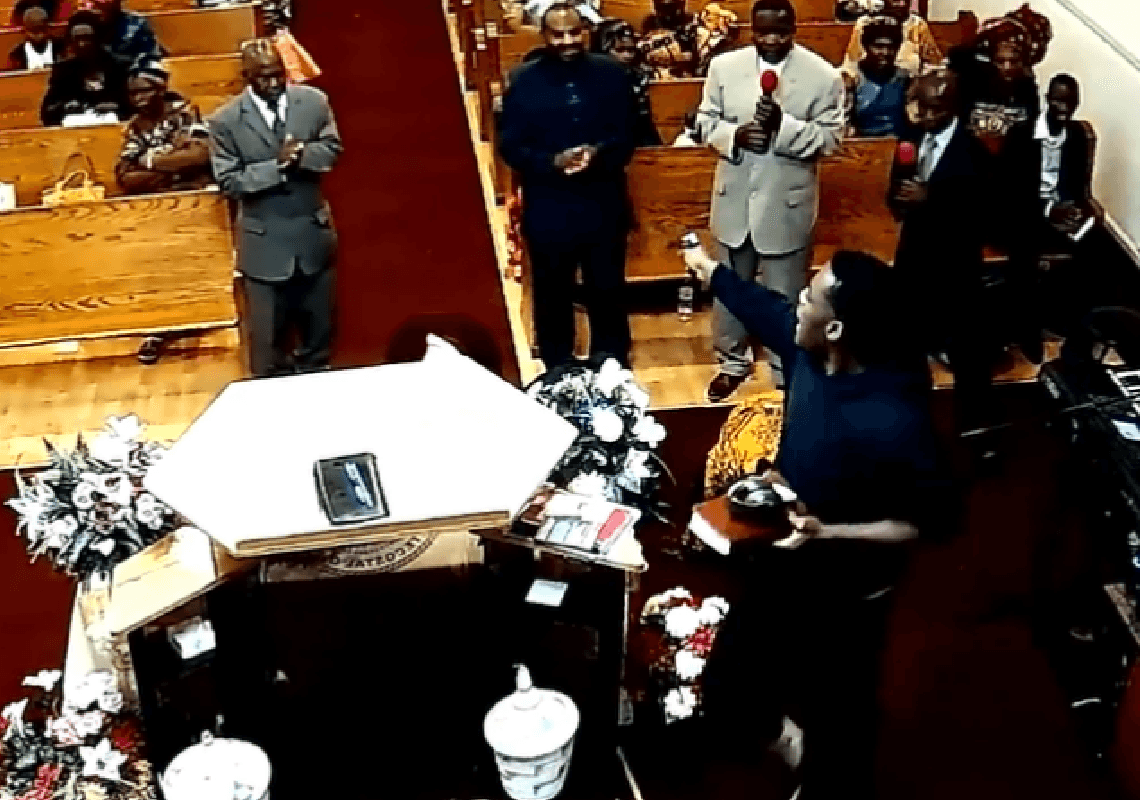 צפו ברגעים הדרמטיים: צעיר שלף אקדח בכנסייה – הכומר קפץ עליו ונטרל אותו