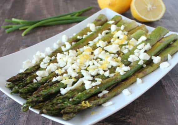 שילוב מנצח: סלט גבעולי האספרגוס הזה הוא גם טעים, גם בריא וגם יפה 