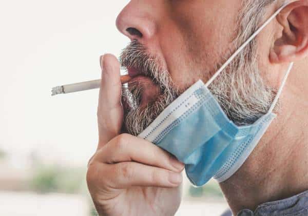 חוקרים מזהירים: מעשנים שנדבקים בקורונה חווים את המחלה בצורה קשה ביותר