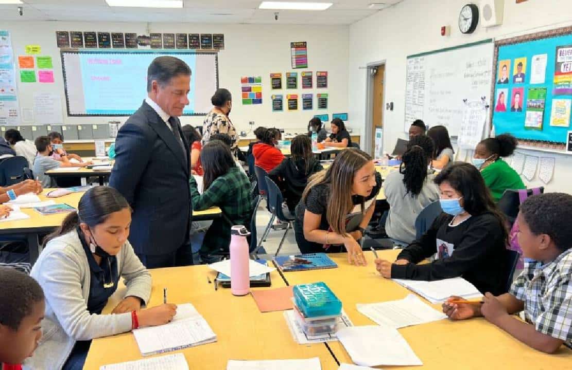 לוס אנג'לס: בעקבות הזינוק באלימות - הורים פתחו בעצומה להחזיר את השוטרים לבתי הספר