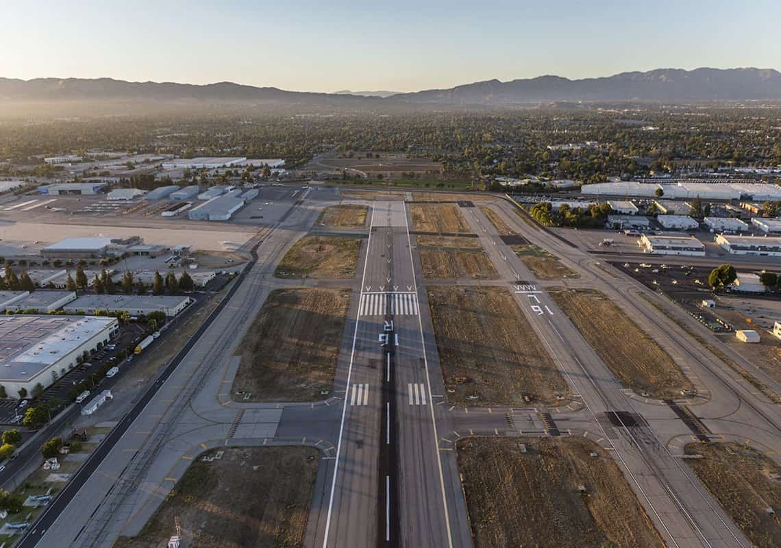 "רעש וזיהום מסביב לשעון": תושבי ואלי לוס אנג'לס נגד שדה התעופה בוואן נייס