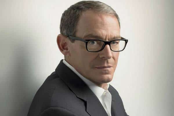 בין הכריכות: כשאחד מסופרי הריגול הטוב בעולם אוכל ארוחת בוקר, לכם צפוי עוד רומן מתח מסעיר