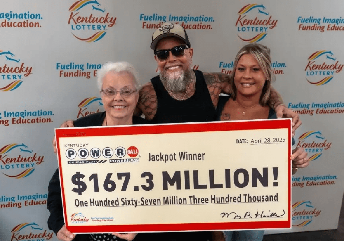 מכרטיס של 2 דולר למיליונרים: אם ובנה זכו בפרס הפאוורבול הגבוה ביותר בהיסטוריה של המדינה